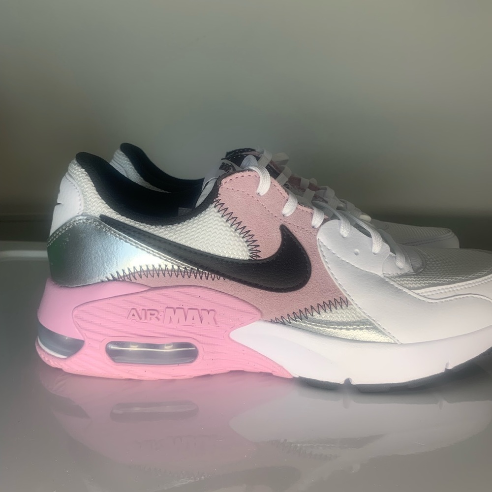 NIKE Women’s Air Max Ekcee size 9